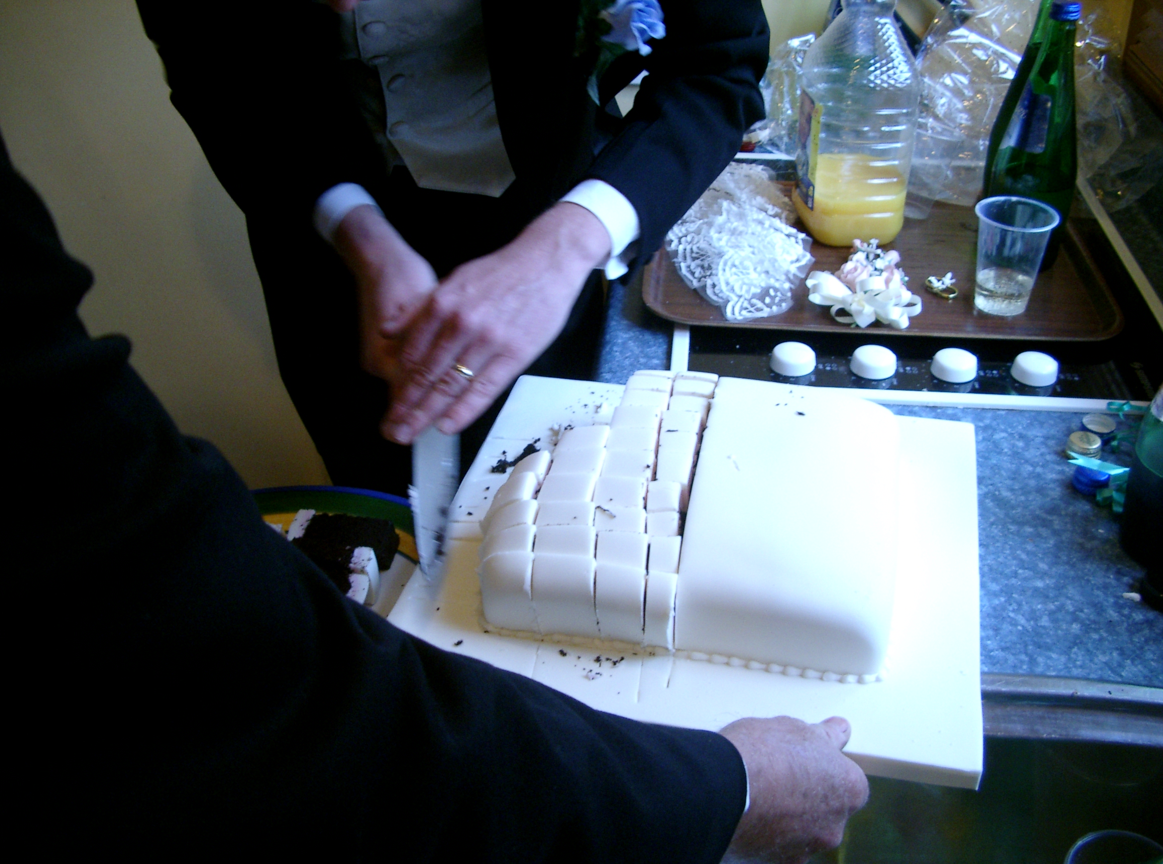 Wedding/sam/cake6-slicing.jpg