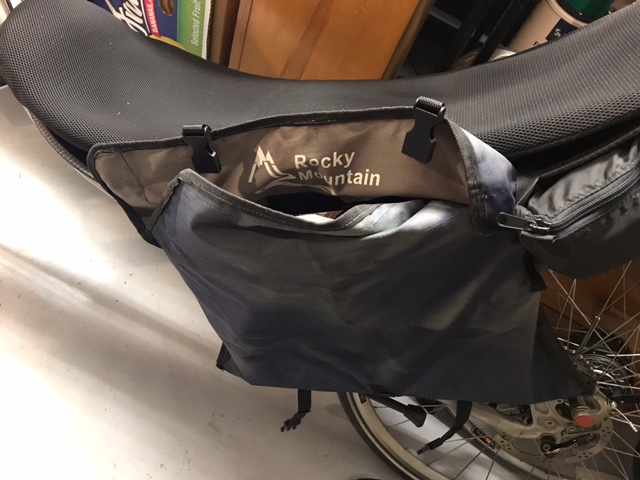 bikes/bent-laptop-bag/open-ready-to-extract.png