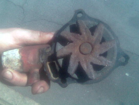 landrover/2008-01-29_202/old_water_pump.jpg