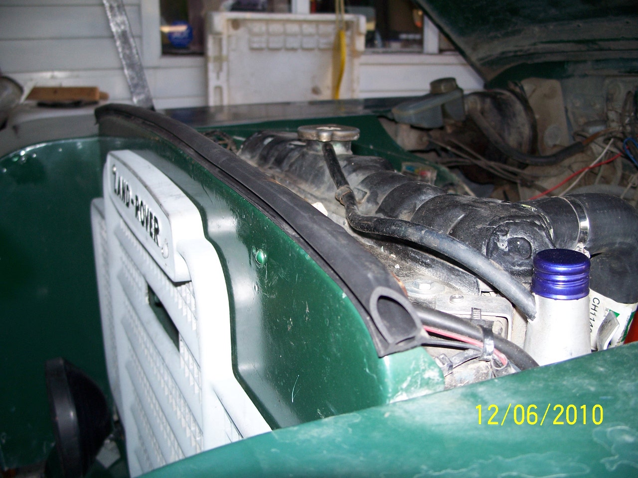 landrover/2010-06-12_Roundup/bonnet_seal.jpg