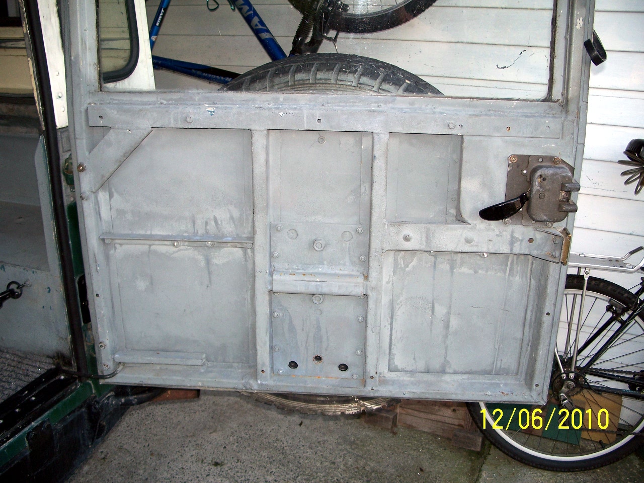 landrover/2010-06-12_Roundup/rear_door_tyre_mount2.jpg